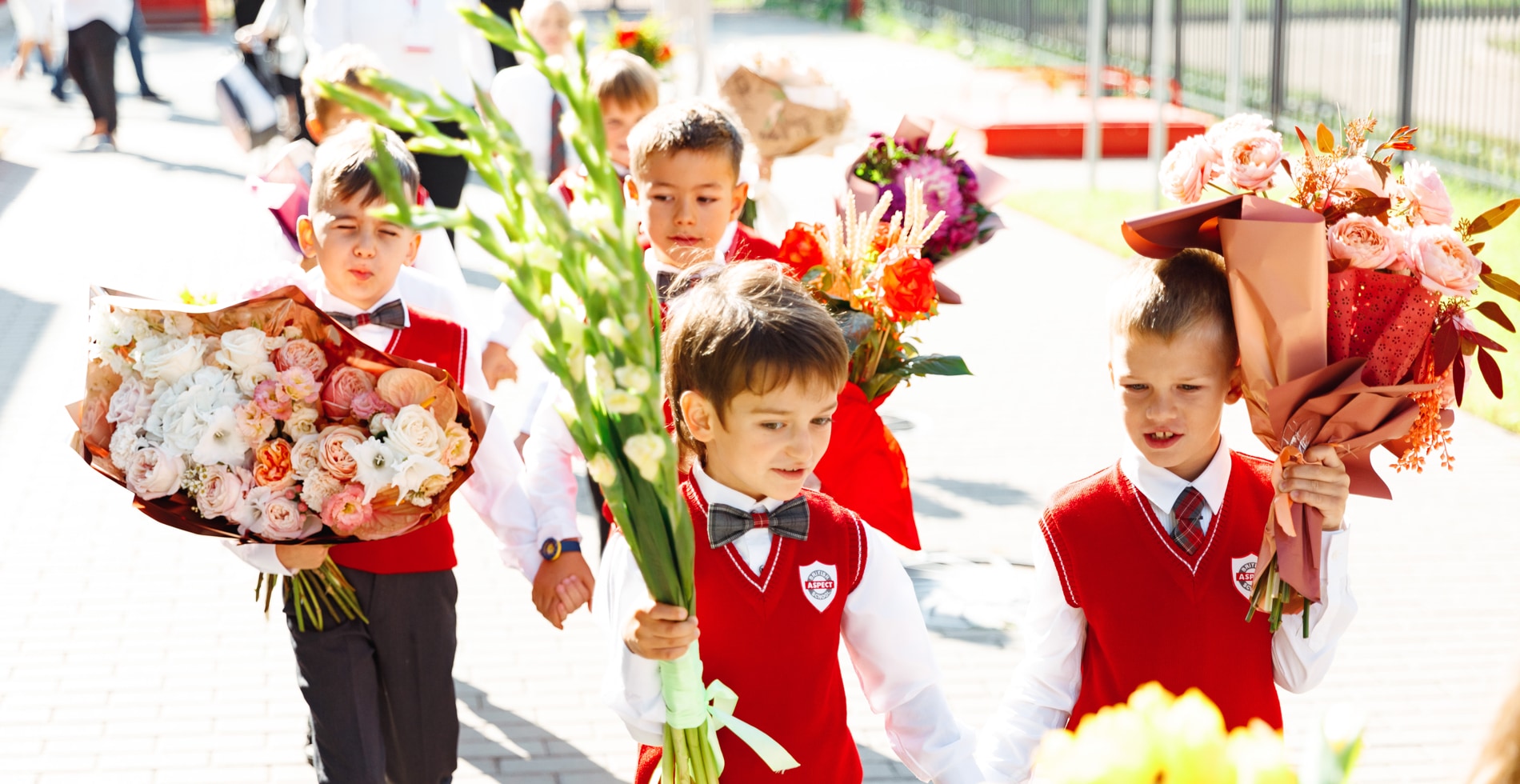 Праздничная атмосфера в школе Аспект